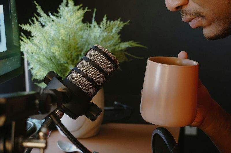 नए पॉडकास्ट क्रिएटर्स के लिए स्टूडियो बुकिंग से पहले क्या देखें